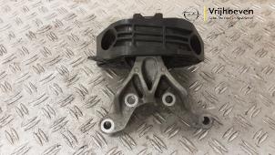 Engine mount from a Opel Corsa F (UB/UH/UP) 1.2 Turbo 12V 100 2021