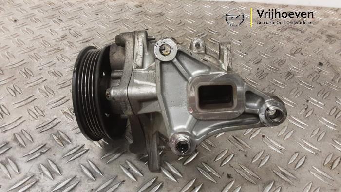 Vattenpump från en Opel Karl 1.0 ecoFLEX 12V 2015