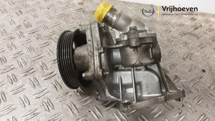 Vattenpump från en Opel Karl 1.0 ecoFLEX 12V 2015
