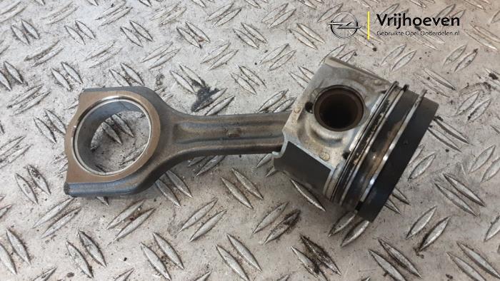 Usados Pistón Opel Grandland (X) 1.6 CDTi 120 Precio € 35,00 Norma de margen ofrecido por Autodemontage Vrijhoeven B.V.