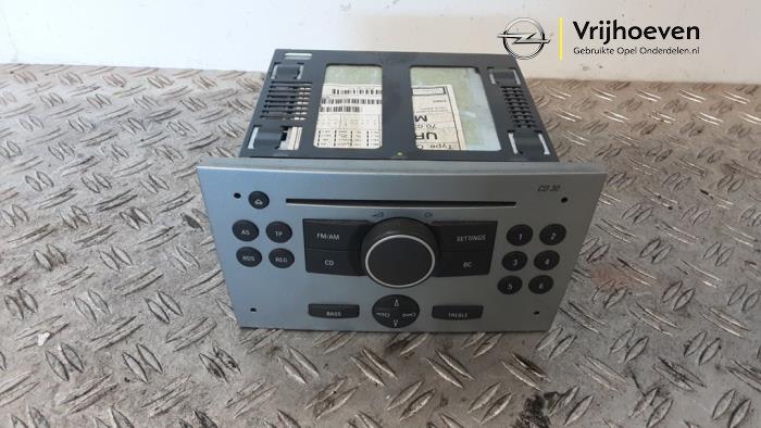 Używane Modul radiowy Opel Corsa C (F08/68) 1.2 16V Twin Port Cena € 45,00 Procedura marży oferowane przez Autodemontage Vrijhoeven B.V.