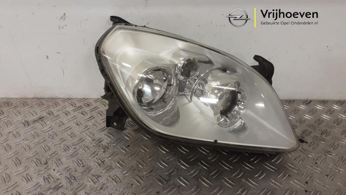 Używane Reflektor prawy Opel Tigra Twin Top 1.4 16V Cena € 150,00 Procedura marży oferowane przez Autodemontage Vrijhoeven B.V.
