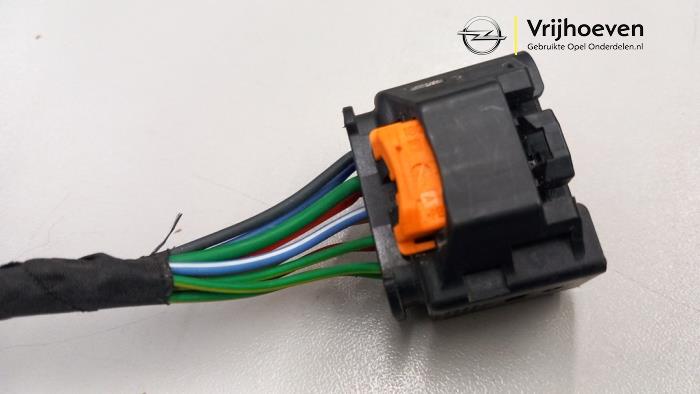 Usados Conector Opel Combo Cargo 1.2 130 Precio € 60,00 Norma de margen ofrecido por Autodemontage Vrijhoeven B.V.
