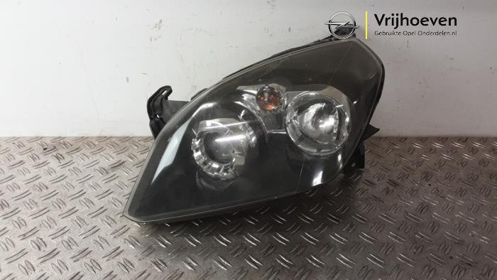 Używane Reflektor lewy Opel Tigra Twin Top 1.4 16V Cena € 175,00 Procedura marży oferowane przez Autodemontage Vrijhoeven B.V.