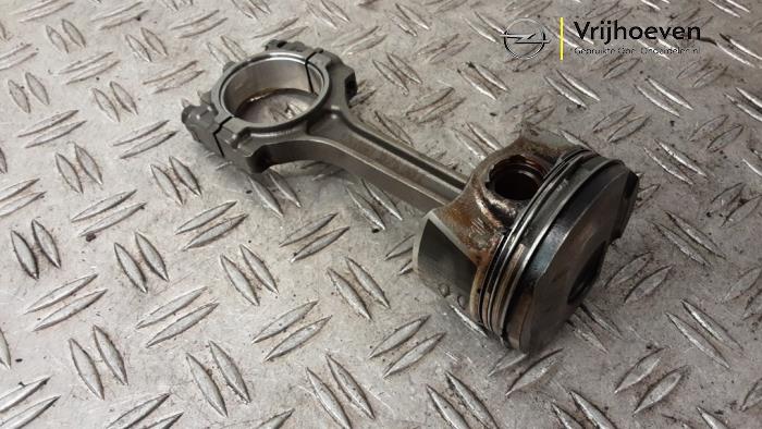 Usados Pistón Opel Astra K 1.4 Turbo 16V Precio € 75,00 Norma de margen ofrecido por Autodemontage Vrijhoeven B.V.