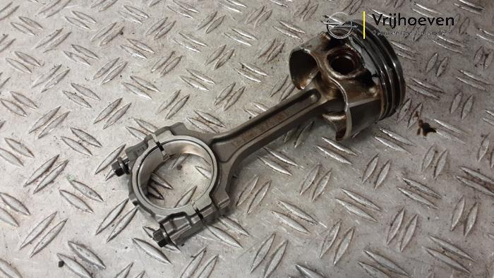 Kolben van een Opel Astra K 1.4 Turbo 16V 2015