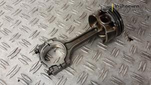 Kolben van een Opel Astra K 1.4 Turbo 16V 2015
