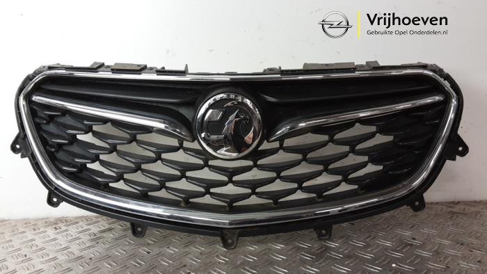 Używane Grill Opel Mokka X 1.4 Turbo 16V Cena € 100,00 Procedura marży oferowane przez Autodemontage Vrijhoeven B.V.