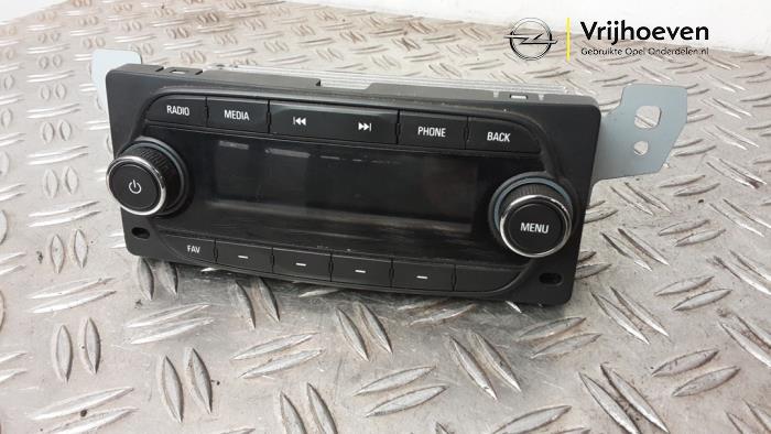 Używane Modul radiowy Opel Karl 1.0 12V Cena € 100,00 Procedura marży oferowane przez Autodemontage Vrijhoeven B.V.