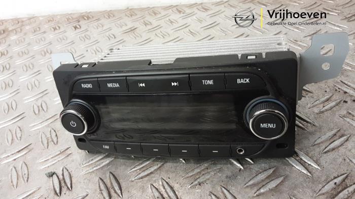 Używane Radio Opel Karl 1.0 12V Cena € 80,00 Procedura marży oferowane przez Autodemontage Vrijhoeven B.V.