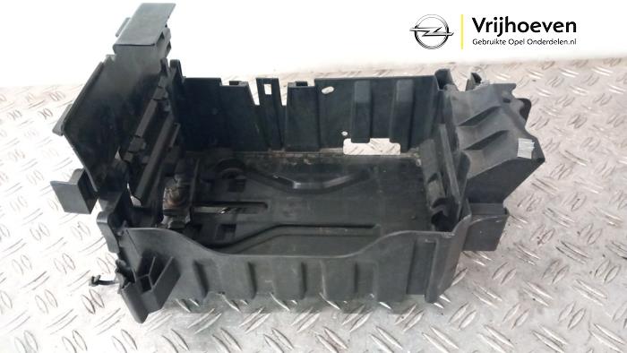 Begagnade Batterilåda Opel Corsa E 1.0 SIDI Turbo 12V Pris € 25,00 Marginaltabell erbjuds av Autodemontage Vrijhoeven B.V.
