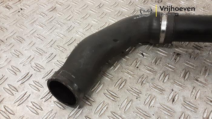 Intercooler Rohr van een Opel Zafira (M75) 2.0 16V Turbo 2006