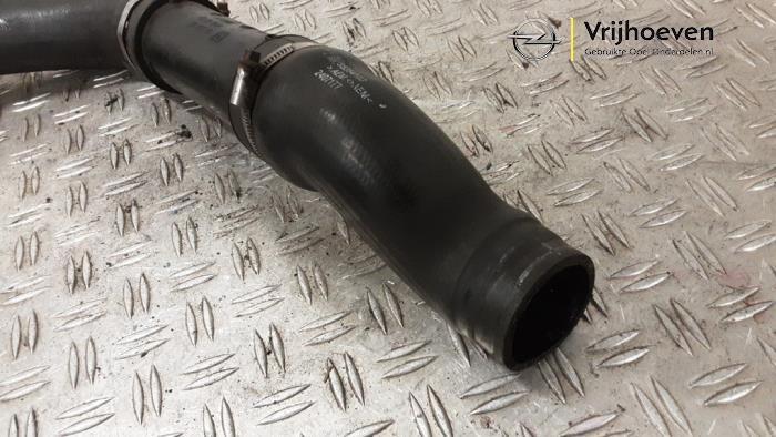 Intercooler Rohr van een Opel Zafira (M75) 2.0 16V Turbo 2006