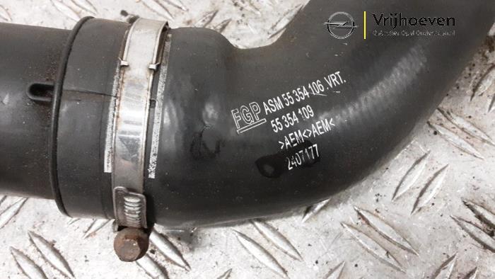 Intercooler Rohr van een Opel Zafira (M75) 2.0 16V Turbo 2006