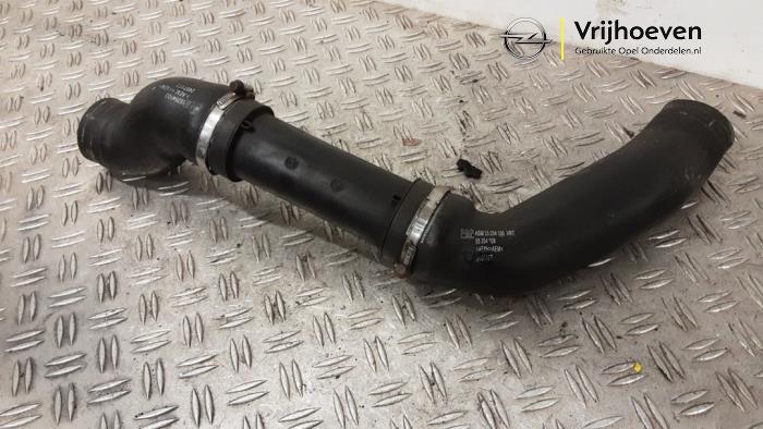Intercooler Rohr van een Opel Zafira (M75) 2.0 16V Turbo 2006
