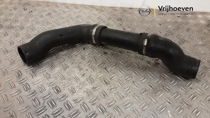 Intercooler Rohr van een Opel Zafira (M75) 2.0 16V Turbo 2006