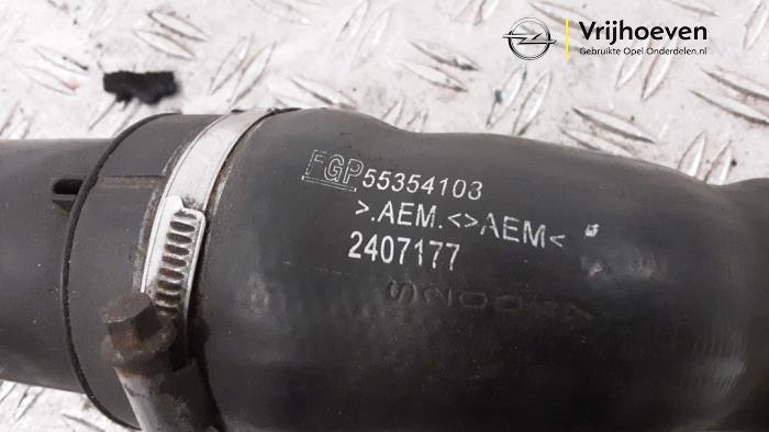 Intercooler Rohr van een Opel Zafira (M75) 2.0 16V Turbo 2006