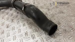 Intercooler Rohr van een Opel Zafira (M75) 2.0 16V Turbo 2006
