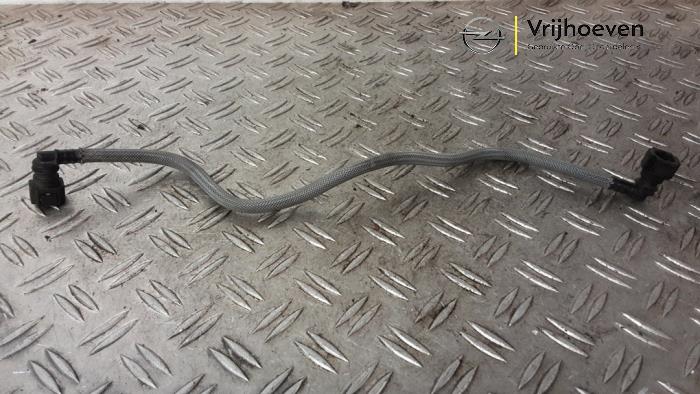 Usagé Conduit de carburant Opel Corsa F (UB/UH/UP) 1.2 Turbo 12V 100 Prix € 20,00 Règlement à la marge proposé par Autodemontage Vrijhoeven B.V.