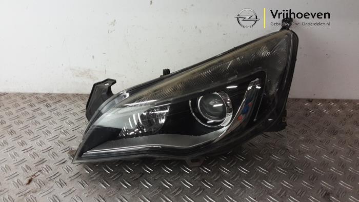 Używane Reflektor lewy Opel Astra J Sports Tourer (PD8/PE8/PF8) 1.6 16V Cena € 750,00 Procedura marży oferowane przez Autodemontage Vrijhoeven B.V.