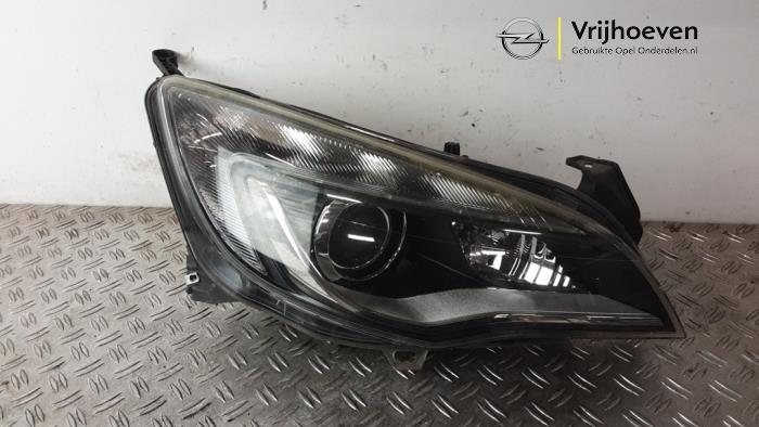 Używane Reflektor prawy Opel Astra J Sports Tourer (PD8/PE8/PF8) 1.6 16V Cena € 750,00 Procedura marży oferowane przez Autodemontage Vrijhoeven B.V.