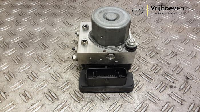 Begagnade ABS-pump Opel Corsa E 1.0 SIDI Turbo 12V Pris € 50,00 Marginaltabell erbjuds av Autodemontage Vrijhoeven B.V.