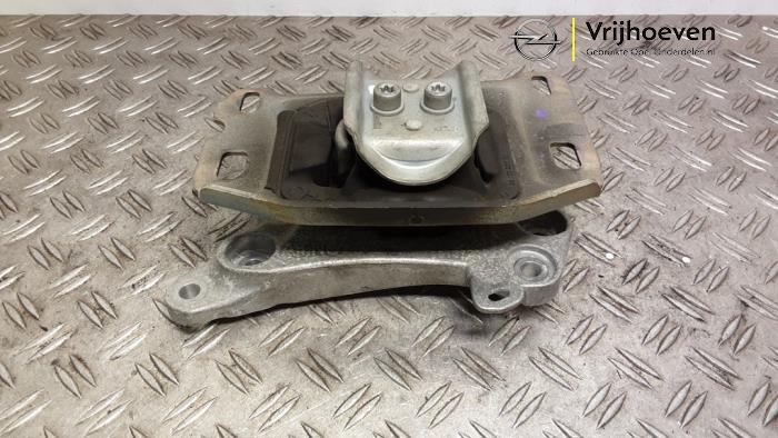 Usagé Support moteur Opel Astra L Sports Tourer (F4/FC/FN/FR) 1.2 Turbo 130 12V Prix € 50,00 Règlement à la marge proposé par Autodemontage Vrijhoeven B.V.