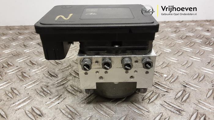 Usagé Bloc ABS Opel Corsa F (UB/UH/UP) 1.2 Turbo 12V 100 Prix € 150,00 Règlement à la marge proposé par Autodemontage Vrijhoeven B.V.