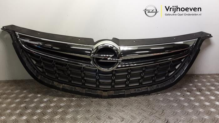 Używane Grill Opel Zafira Tourer (P12) 1.4 Turbo 16V Ecotec Cena € 200,00 Procedura marży oferowane przez Autodemontage Vrijhoeven B.V.