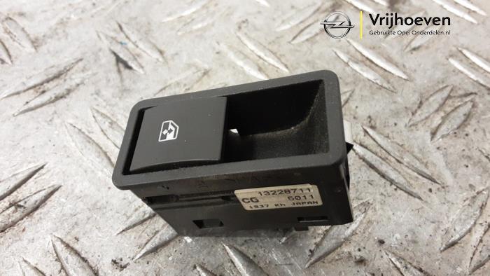 Usados Interruptor de ventanilla eléctrica Opel Astra H (L48) 1.4 16V Twinport Precio € 10,00 Norma de margen ofrecido por Autodemontage Vrijhoeven B.V.