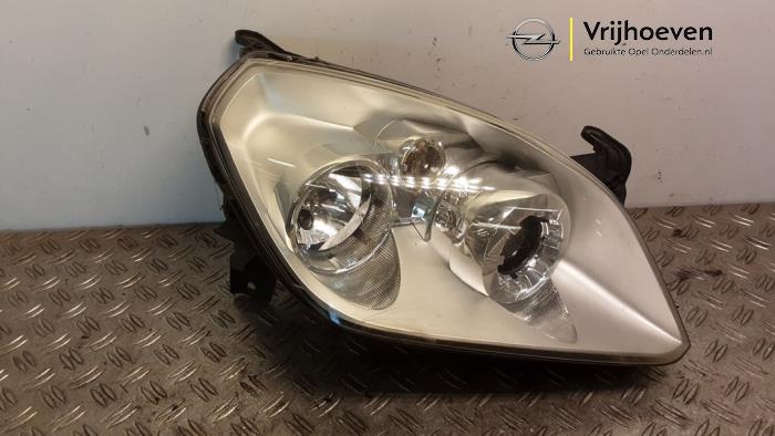 Używane Reflektor prawy Opel Tigra Twin Top 1.4 16V Cena € 150,00 Procedura marży oferowane przez Autodemontage Vrijhoeven B.V.