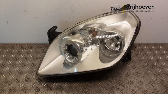 Używane Reflektor lewy Opel Tigra Twin Top 1.4 16V Cena € 150,00 Procedura marży oferowane przez Autodemontage Vrijhoeven B.V.