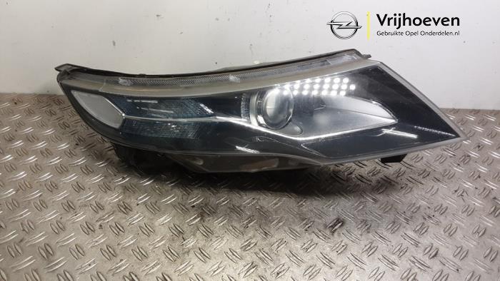 Używane Reflektor prawy Opel Ampera 1.4 16V Cena € 950,00 Procedura marży oferowane przez Autodemontage Vrijhoeven B.V.