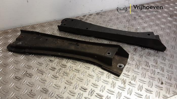 Begagnade Framdelsstöd Opel Agila (B) 1.0 12V Pris € 30,00 Marginaltabell erbjuds av Autodemontage Vrijhoeven B.V.
