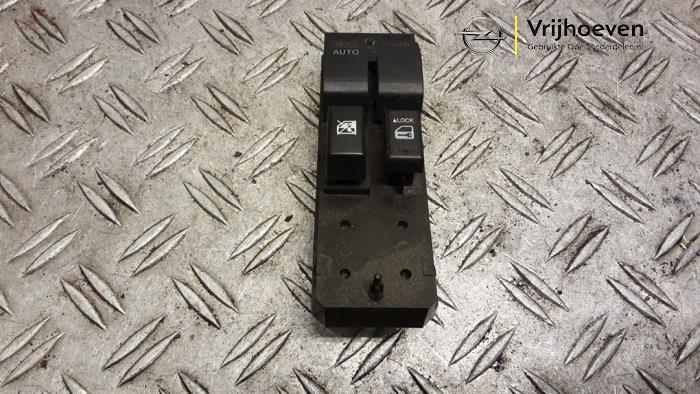 Usados Interruptor combinado de ventanillas Opel Agila (B) 1.0 12V Precio € 30,00 Norma de margen ofrecido por Autodemontage Vrijhoeven B.V.