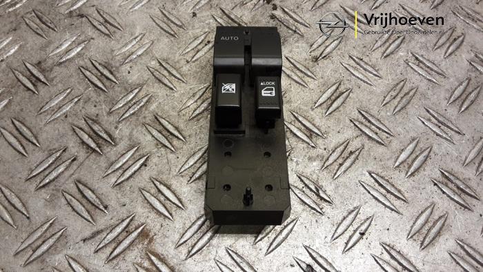 Usados Interruptor combinado de ventanillas Opel Agila (B) 1.2 16V Precio € 30,00 Norma de margen ofrecido por Autodemontage Vrijhoeven B.V.