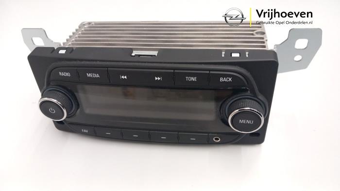 Używane Radio Opel Karl 1.0 12V Cena € 80,00 Procedura marży oferowane przez Autodemontage Vrijhoeven B.V.