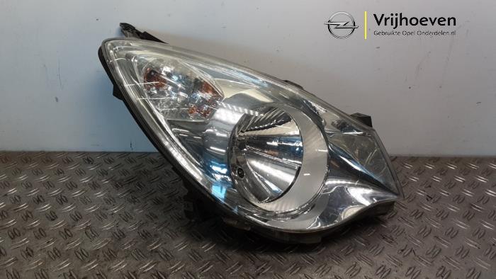 Używane Reflektor prawy Opel Agila (B) 1.0 12V Cena € 150,00 Procedura marży oferowane przez Autodemontage Vrijhoeven B.V.
