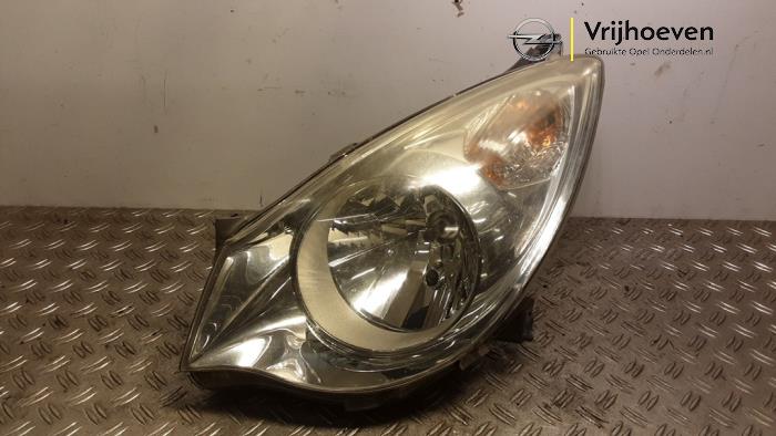 Używane Reflektor lewy Opel Agila (B) 1.0 12V ecoFLEX Cena € 125,00 Procedura marży oferowane przez Autodemontage Vrijhoeven B.V.