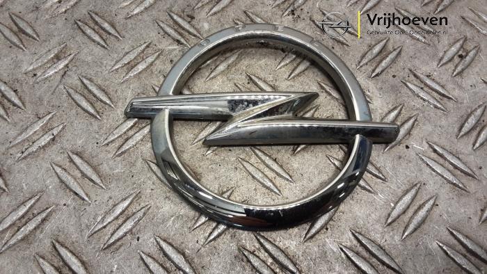 Używane Emblemat Opel Grandland (X) 1.2 Turbo 12V Cena € 25,00 Procedura marży oferowane przez Autodemontage Vrijhoeven B.V.