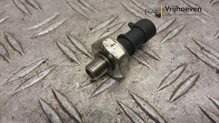 Öldrucksensor van een Opel Tigra Twin Top 1.4 16V 2005