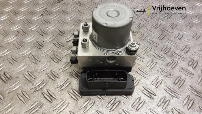 Używane Pompa ABS Opel Karl 1.0 12V Cena € 75,00 Procedura marży oferowane przez Autodemontage Vrijhoeven B.V.