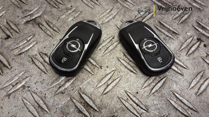 Używane Klucz Opel Insignia Grand Sport 1.5 Turbo 16V 165 Cena € 100,00 Procedura marży oferowane przez Autodemontage Vrijhoeven B.V.