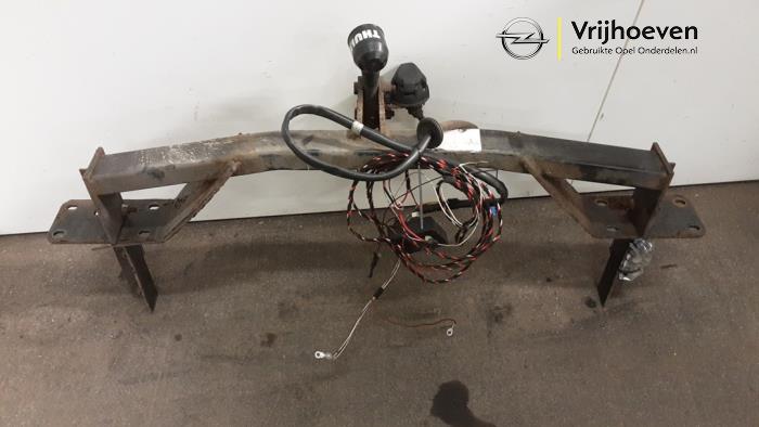 Używane Hak holowniczy Opel Meriva (B) 1.4 Turbo 16V ecoFLEX Cena € 150,00 Procedura marży oferowane przez Autodemontage Vrijhoeven B.V.