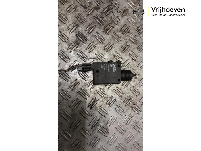 Używane Silnik rygla tylnej klapy Opel Corsa B (73/78/79) 1.4 Joy,Sport,GLS 16V Ecotec Cena € 15,00 Procedura marży oferowane przez Autodemontage Vrijhoeven B.V.