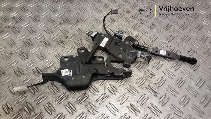 Używane Blokada dachu cabrio Opel Astra H Twin Top (L67) 1.8 16V Cena € 60,00 Procedura marży oferowane przez Autodemontage Vrijhoeven B.V.