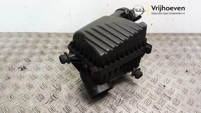 Begagnade Luftfilterhus Opel Karl 1.0 12V Pris € 25,00 Marginaltabell erbjuds av Autodemontage Vrijhoeven B.V.