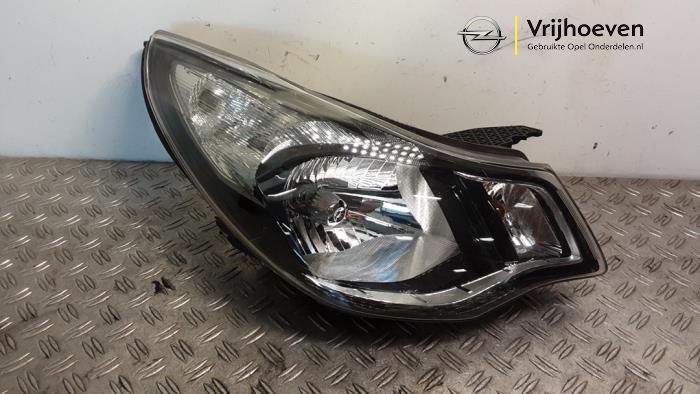 Używane Reflektor prawy Opel Karl 1.0 12V Cena € 325,00 Procedura marży oferowane przez Autodemontage Vrijhoeven B.V.