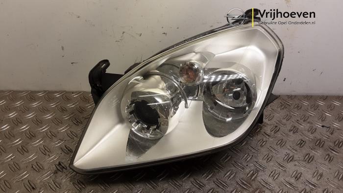 Używane Reflektor lewy Opel Tigra Twin Top 1.4 16V Cena € 150,00 Procedura marży oferowane przez Autodemontage Vrijhoeven B.V.
