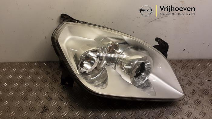 Używane Reflektor prawy Opel Tigra Twin Top 1.4 16V Cena € 150,00 Procedura marży oferowane przez Autodemontage Vrijhoeven B.V.